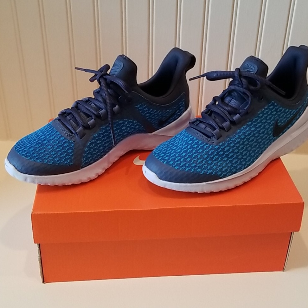 Nike Renew Rival Boy's 5.5Y shoes new